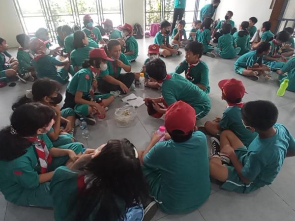 Istirahat dan Persiapan Yel-Yel 4