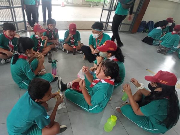Istirahat dan Persiapan Yel-Yel 5